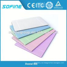 China Fabricación de 3 pliegues Desechable impermeable coloridos Dental Bib con película de PE